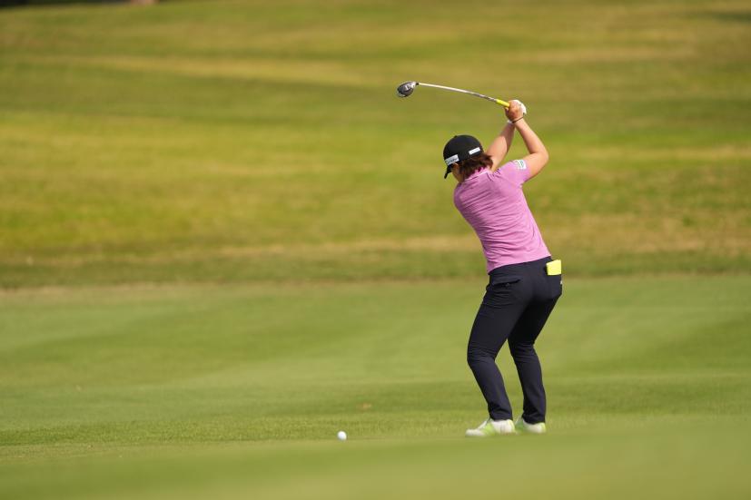 岩橋里衣のユーティリティスイング（斜め前方）連続写真【2022年ダイキンオーキッドレディスゴルフトーナメント】