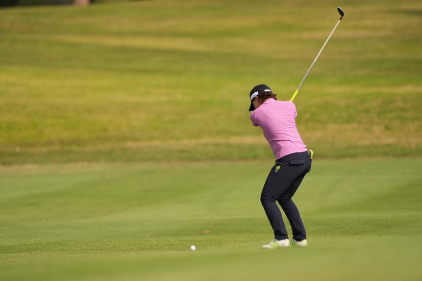 岩橋里衣のユーティリティスイング（斜め前方）連続写真【2022年ダイキンオーキッドレディスゴルフトーナメント】