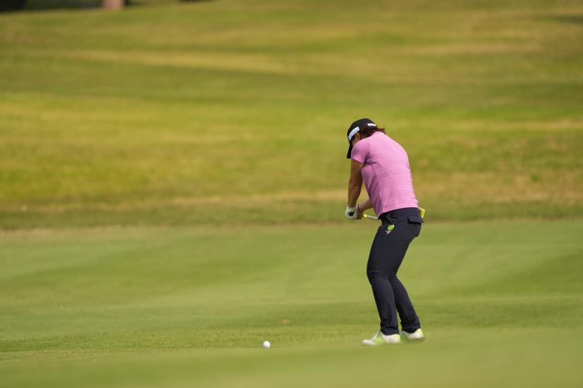 岩橋里衣のユーティリティスイング（斜め前方）連続写真【2022年ダイキンオーキッドレディスゴルフトーナメント】