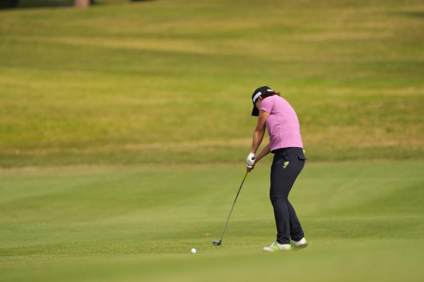 岩橋里衣のユーティリティスイング（斜め前方）連続写真【2022年ダイキンオーキッドレディスゴルフトーナメント】