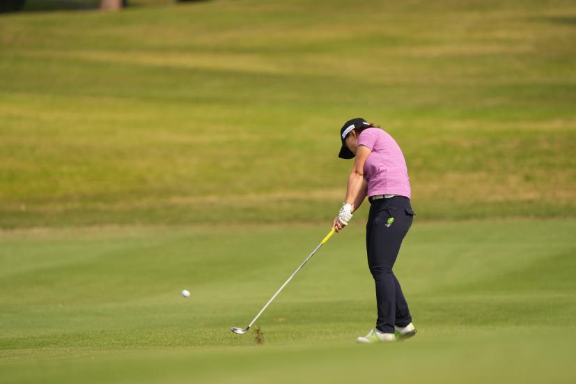 岩橋里衣のユーティリティスイング（斜め前方）連続写真【2022年ダイキンオーキッドレディスゴルフトーナメント】