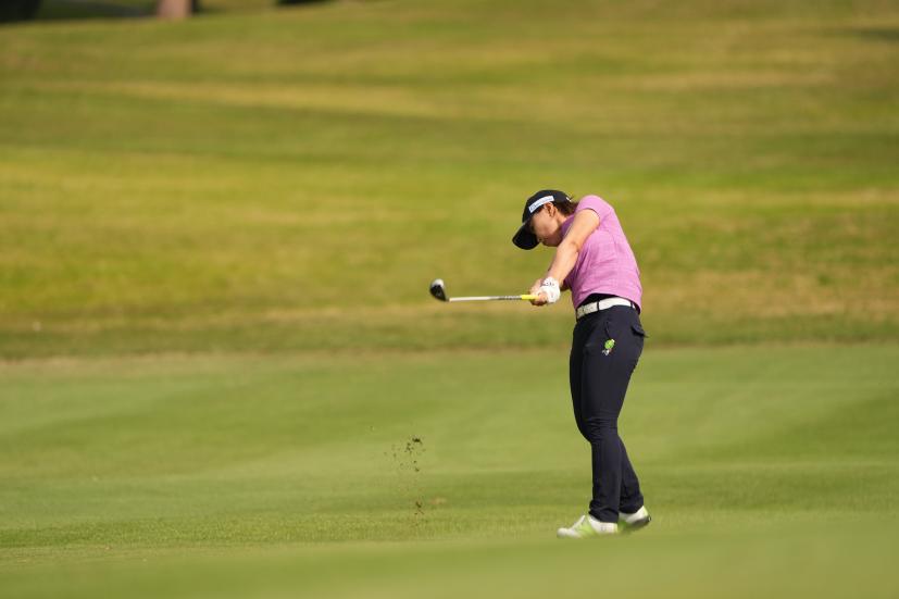 岩橋里衣のユーティリティスイング（斜め前方）連続写真【2022年ダイキンオーキッドレディスゴルフトーナメント】