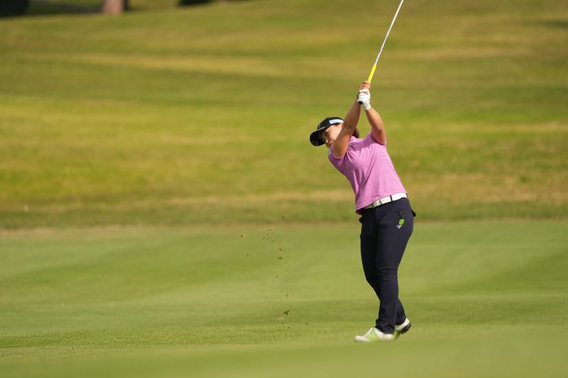 岩橋里衣のユーティリティスイング（斜め前方）連続写真【2022年ダイキンオーキッドレディスゴルフトーナメント】