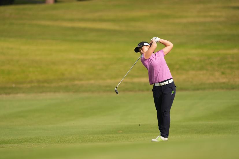 岩橋里衣のユーティリティスイング（斜め前方）連続写真【2022年ダイキンオーキッドレディスゴルフトーナメント】