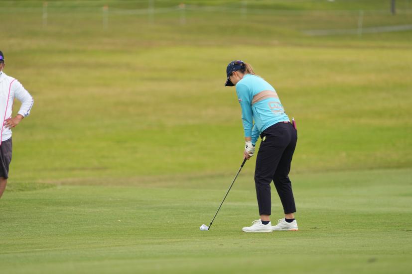 福山恵梨のアイアンスイング（斜め前方）連続写真【2022年ダイキンオーキッドレディスゴルフトーナメント】