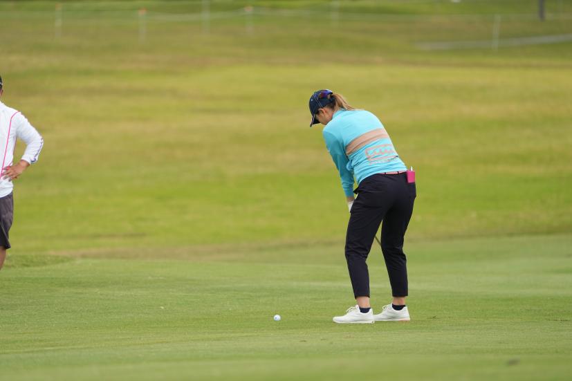 福山恵梨のアイアンスイング（斜め前方）連続写真【2022年ダイキンオーキッドレディスゴルフトーナメント】