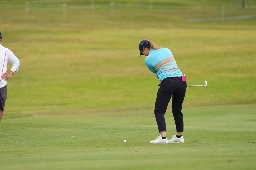 福山恵梨のアイアンスイング（斜め前方）連続写真【2022年ダイキンオーキッドレディスゴルフトーナメント】