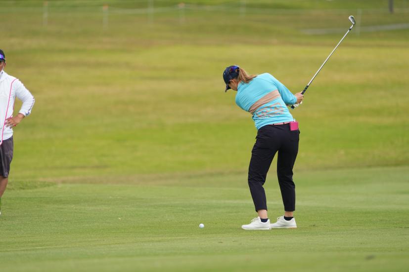 福山恵梨のアイアンスイング（斜め前方）連続写真【2022年ダイキンオーキッドレディスゴルフトーナメント】