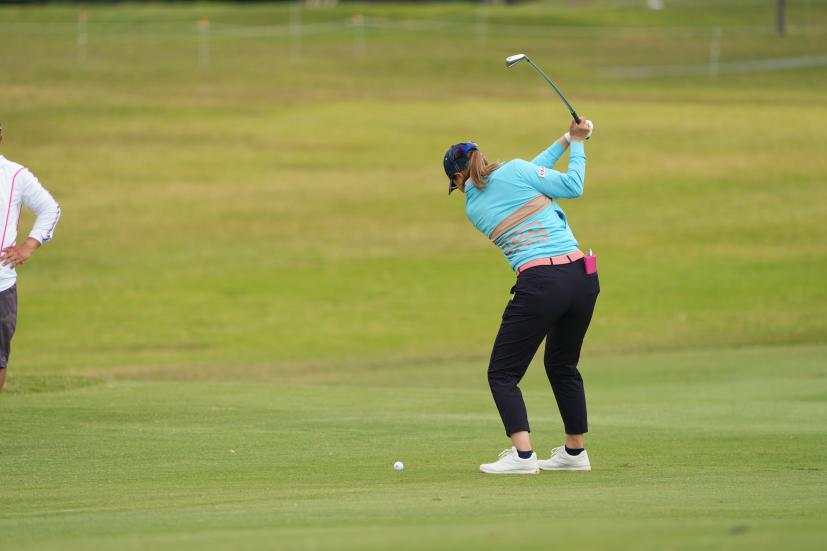 福山恵梨のアイアンスイング（斜め前方）連続写真【2022年ダイキンオーキッドレディスゴルフトーナメント】