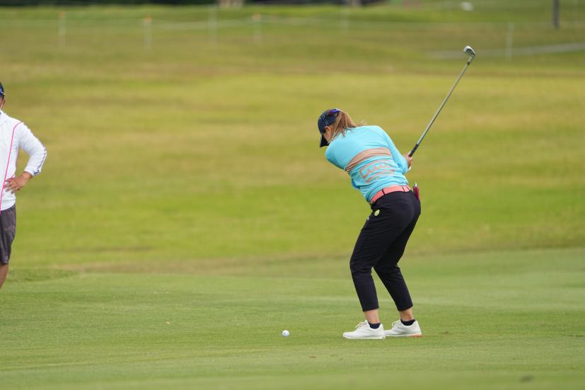 福山恵梨のアイアンスイング（斜め前方）連続写真【2022年ダイキンオーキッドレディスゴルフトーナメント】