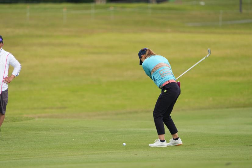 福山恵梨のアイアンスイング（斜め前方）連続写真【2022年ダイキンオーキッドレディスゴルフトーナメント】