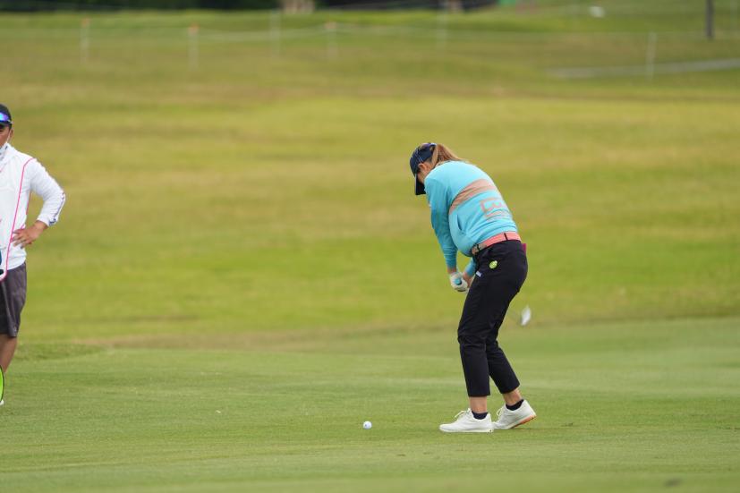 福山恵梨のアイアンスイング（斜め前方）連続写真【2022年ダイキンオーキッドレディスゴルフトーナメント】