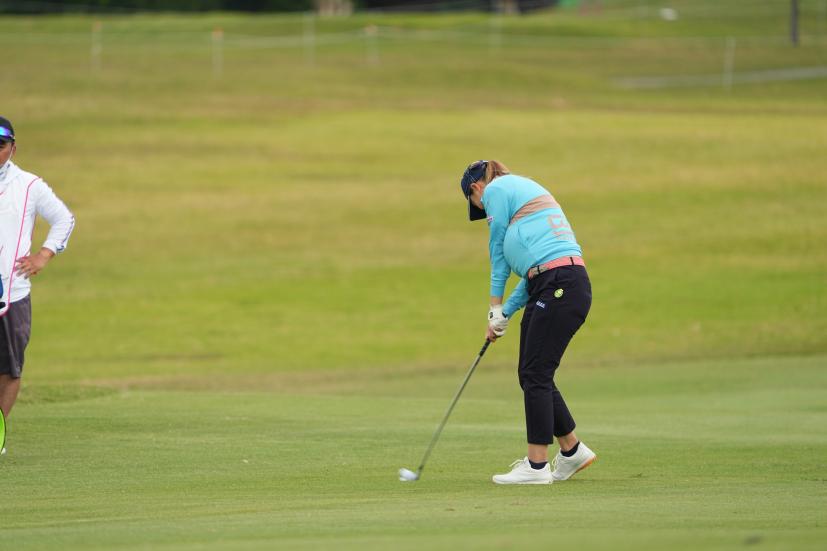 福山恵梨のアイアンスイング（斜め前方）連続写真【2022年ダイキンオーキッドレディスゴルフトーナメント】