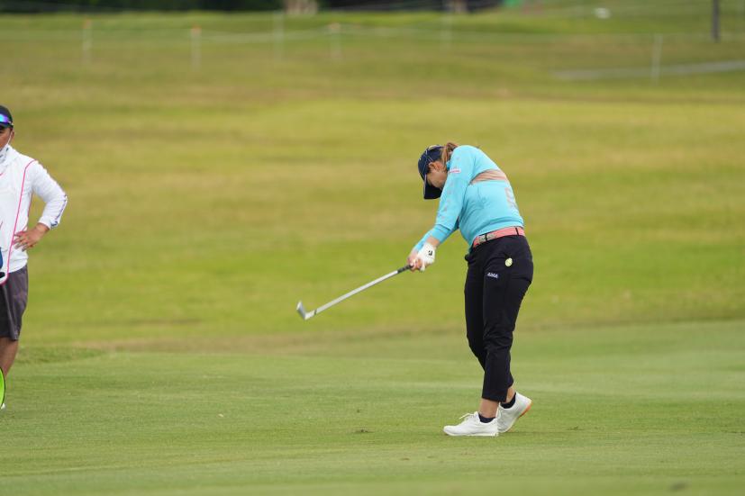 福山恵梨のアイアンスイング（斜め前方）連続写真【2022年ダイキンオーキッドレディスゴルフトーナメント】