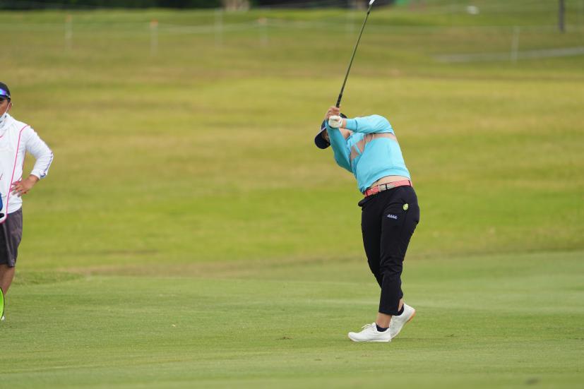 福山恵梨のアイアンスイング（斜め前方）連続写真【2022年ダイキンオーキッドレディスゴルフトーナメント】