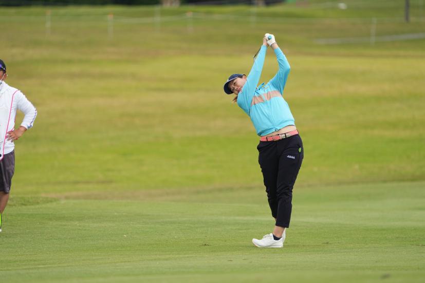 福山恵梨のアイアンスイング（斜め前方）連続写真【2022年ダイキンオーキッドレディスゴルフトーナメント】