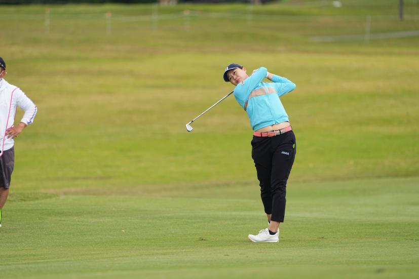 福山恵梨のアイアンスイング（斜め前方）連続写真【2022年ダイキンオーキッドレディスゴルフトーナメント】