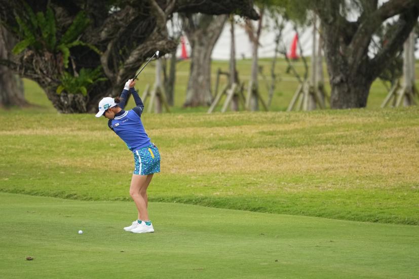 鶴岡果恋のアイアンスイング（斜め前方）連続写真【2022年ダイキンオーキッドレディスゴルフトーナメント】
