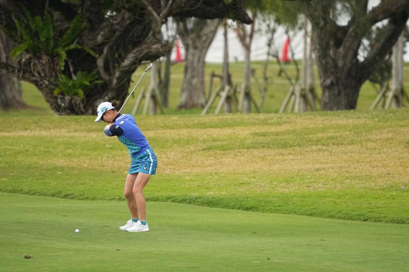 鶴岡果恋のアイアンスイング（斜め前方）連続写真【2022年ダイキンオーキッドレディスゴルフトーナメント】