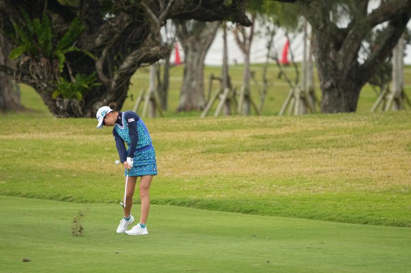 鶴岡果恋のアイアンスイング（斜め前方）連続写真【2022年ダイキンオーキッドレディスゴルフトーナメント】