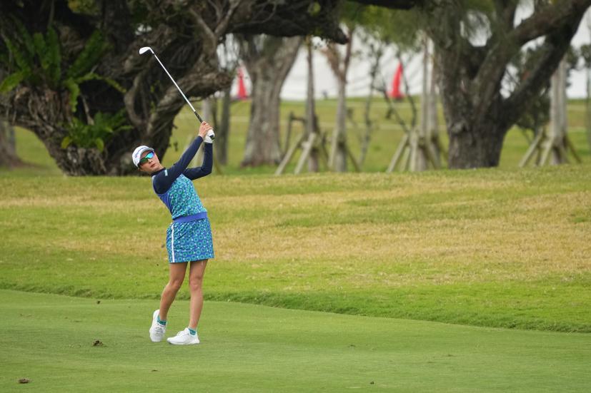 鶴岡果恋のアイアンスイング（斜め前方）連続写真【2022年ダイキンオーキッドレディスゴルフトーナメント】