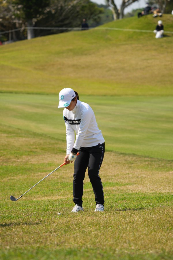 佐藤心結のウェッジスイング（アプローチ）連続写真【2022年ダイキンオーキッドレディスゴルフトーナメント】