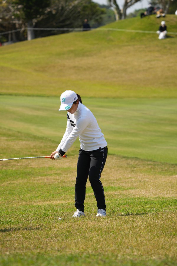 佐藤心結のウェッジスイング（アプローチ）連続写真【2022年ダイキンオーキッドレディスゴルフトーナメント】