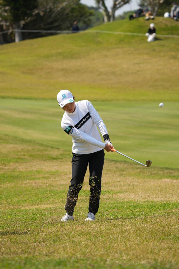 佐藤心結のウェッジスイング（アプローチ）連続写真【2022年ダイキンオーキッドレディスゴルフトーナメント】