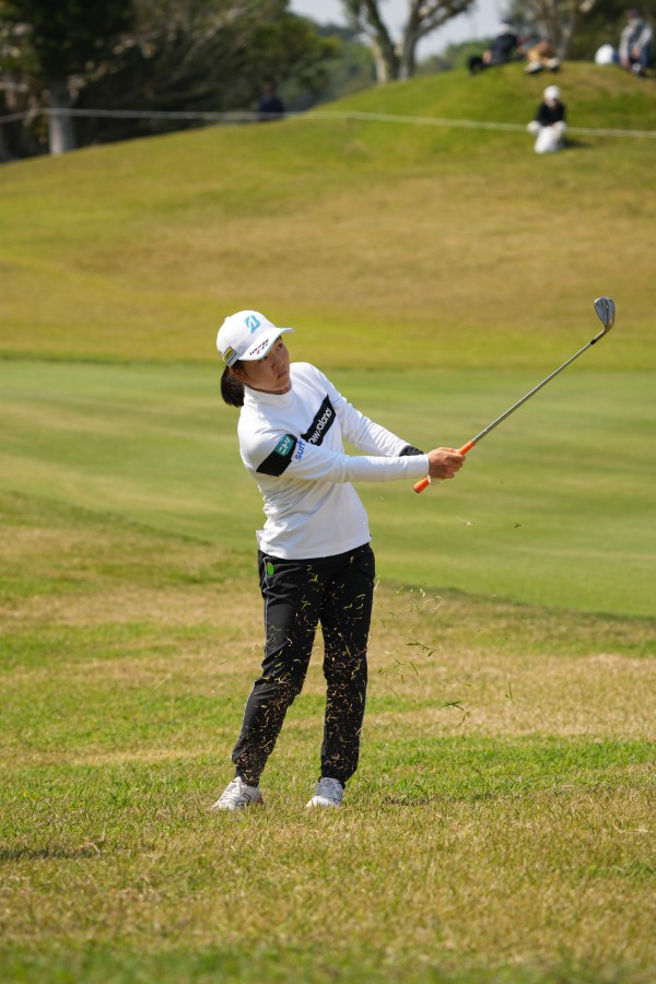 佐藤心結のウェッジスイング（アプローチ）連続写真【2022年ダイキンオーキッドレディスゴルフトーナメント】