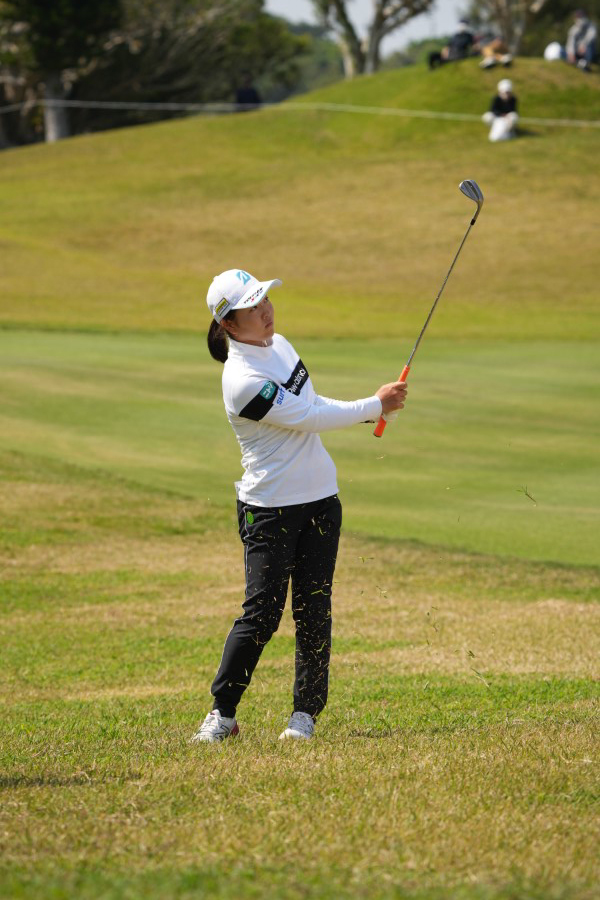 佐藤心結のウェッジスイング（アプローチ）連続写真【2022年ダイキンオーキッドレディスゴルフトーナメント】