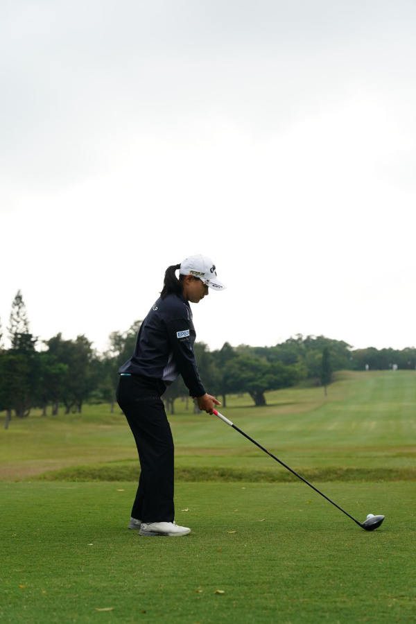 横峯さくらのドライバースイング（後方）連続写真【2022年ダイキンオーキッドレディスゴルフトーナメント】