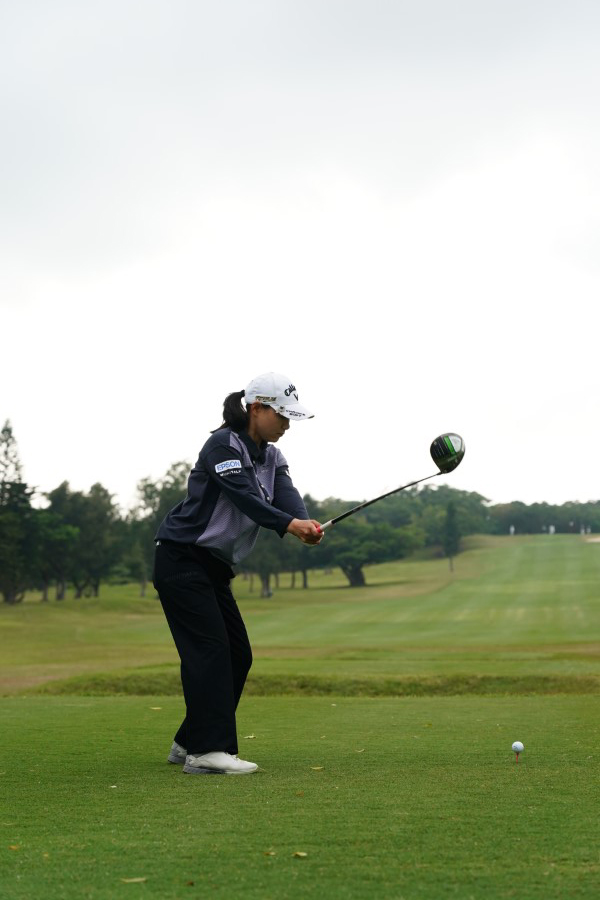 横峯さくらのドライバースイング（後方）連続写真【2022年ダイキンオーキッドレディスゴルフトーナメント】