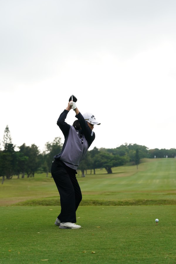 横峯さくらのドライバースイング（後方）連続写真【2022年ダイキンオーキッドレディスゴルフトーナメント】