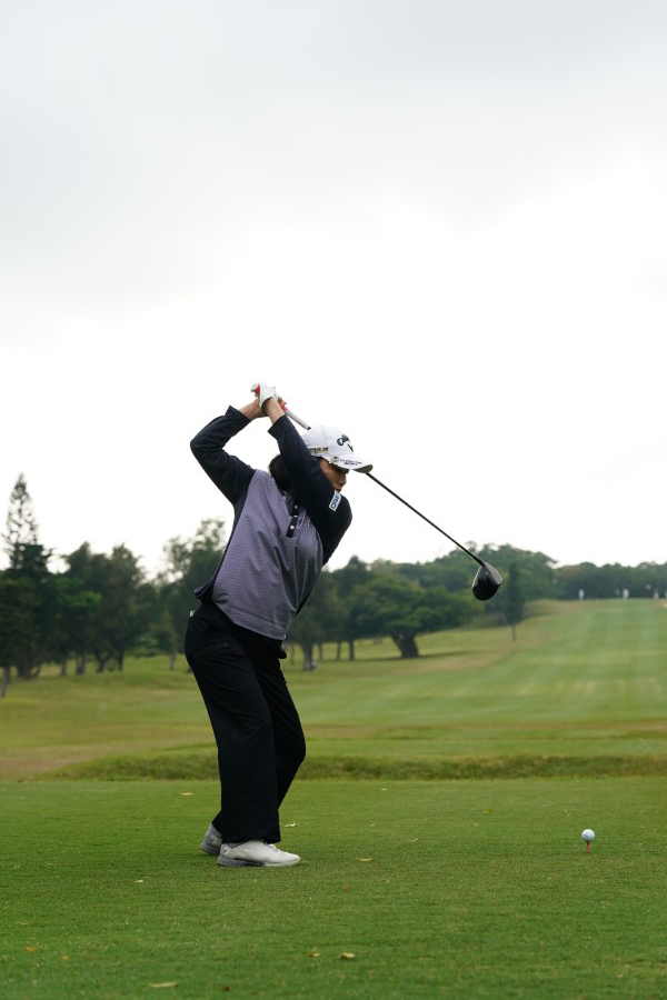 横峯さくらのドライバースイング（後方）連続写真【2022年ダイキンオーキッドレディスゴルフトーナメント】