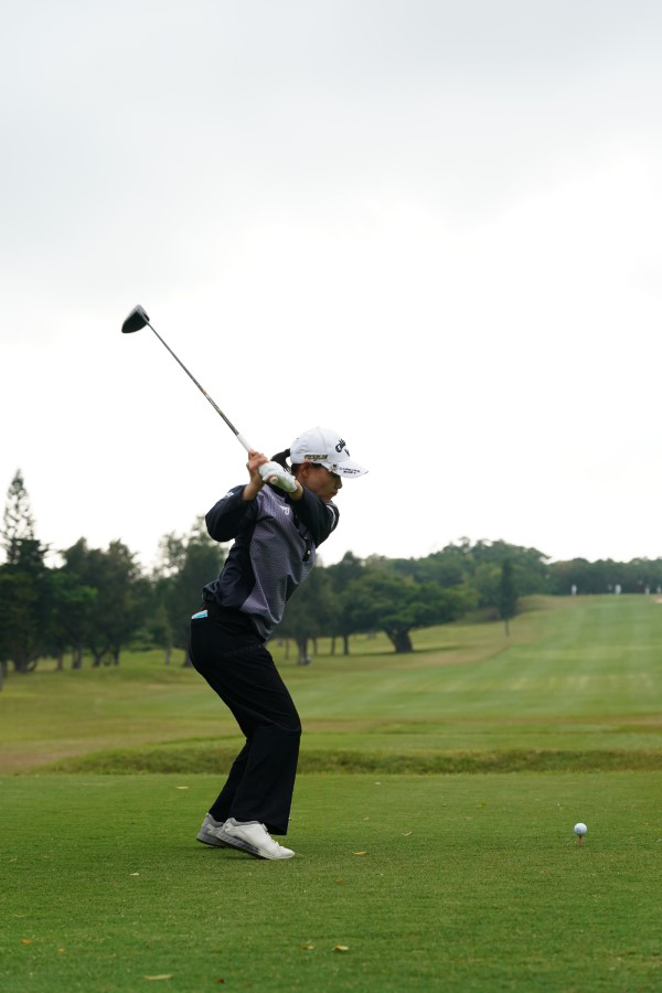 横峯さくらのドライバースイング（後方）連続写真【2022年ダイキンオーキッドレディスゴルフトーナメント】