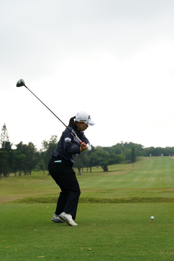 横峯さくらのドライバースイング（後方）連続写真【2022年ダイキンオーキッドレディスゴルフトーナメント】