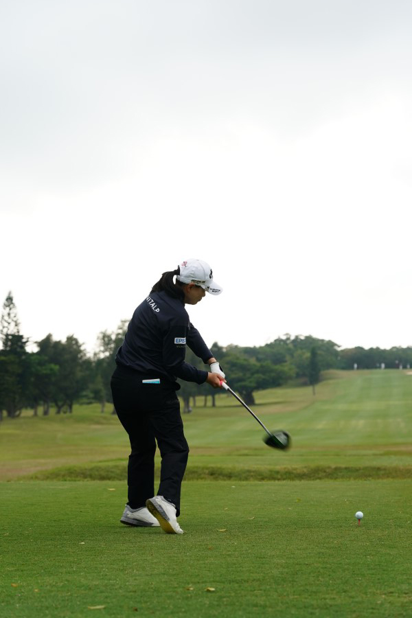 横峯さくらのドライバースイング（後方）連続写真【2022年ダイキンオーキッドレディスゴルフトーナメント】