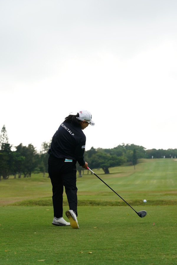 横峯さくらのドライバースイング（後方）連続写真【2022年ダイキンオーキッドレディスゴルフトーナメント】