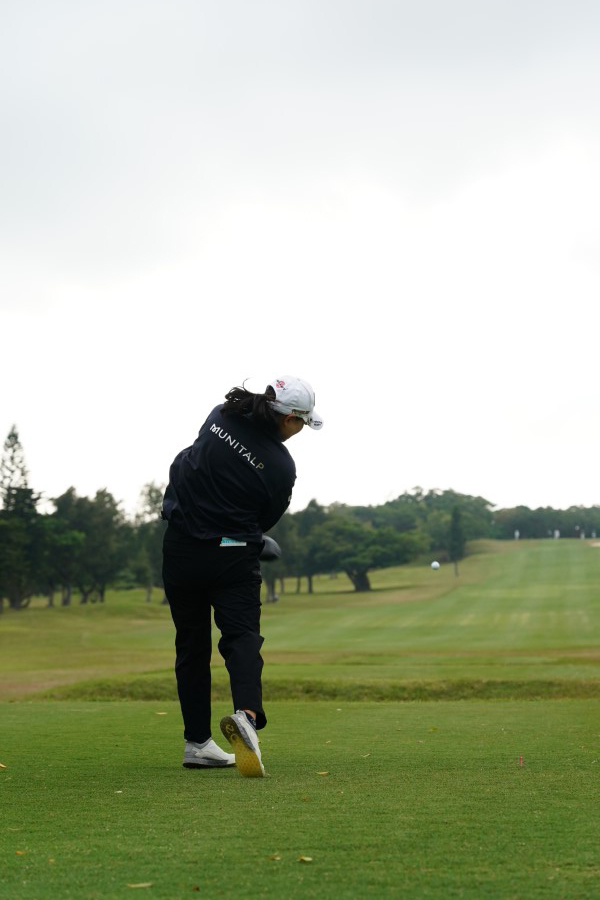 横峯さくらのドライバースイング（後方）連続写真【2022年ダイキンオーキッドレディスゴルフトーナメント】