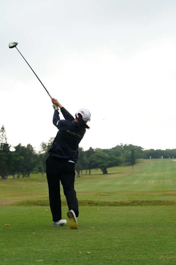 横峯さくらのドライバースイング（後方）連続写真【2022年ダイキンオーキッドレディスゴルフトーナメント】