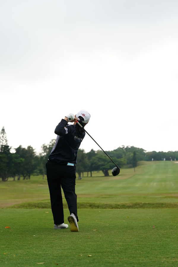 横峯さくらのドライバースイング（後方）連続写真【2022年ダイキンオーキッドレディスゴルフトーナメント】