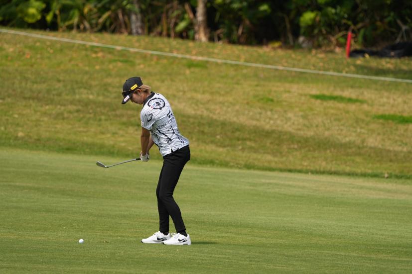 金田久美子のアイアンスイング（斜め前方）連続写真【2022年ダイキンオーキッドレディスゴルフトーナメント】