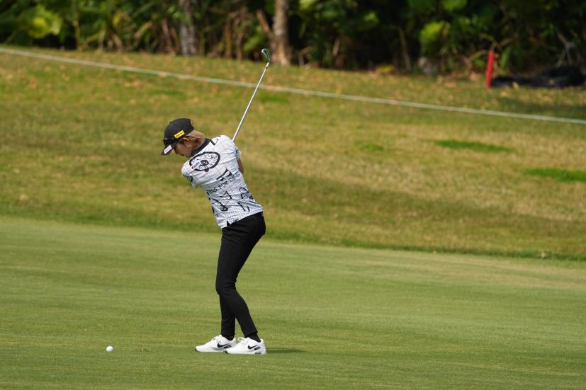 金田久美子のアイアンスイング（斜め前方）連続写真【2022年ダイキンオーキッドレディスゴルフトーナメント】