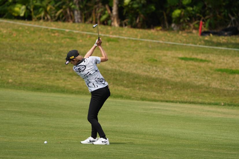 金田久美子のアイアンスイング（斜め前方）連続写真【2022年ダイキンオーキッドレディスゴルフトーナメント】