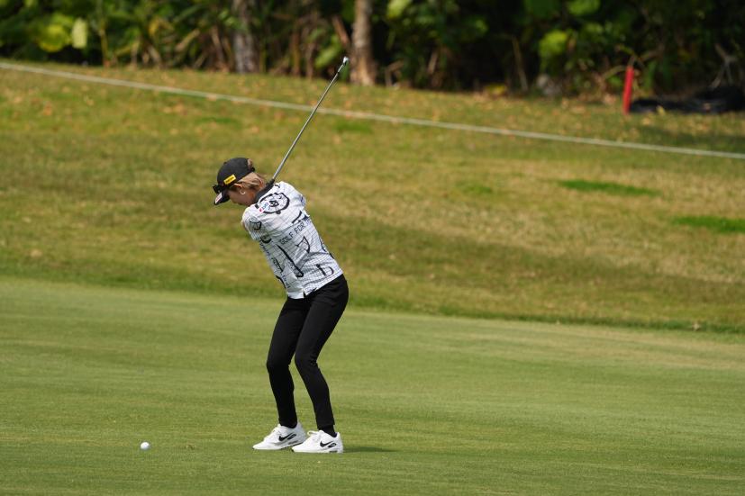 金田久美子のアイアンスイング（斜め前方）連続写真【2022年ダイキンオーキッドレディスゴルフトーナメント】