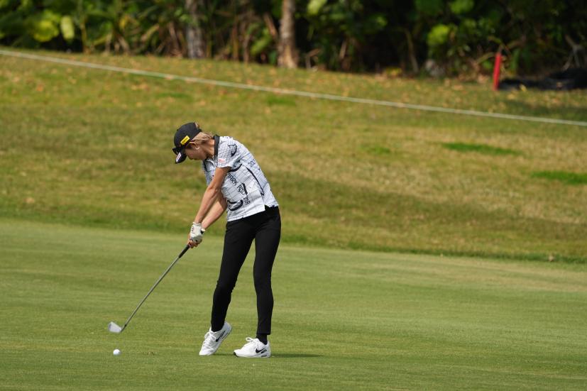金田久美子のアイアンスイング（斜め前方）連続写真【2022年ダイキンオーキッドレディスゴルフトーナメント】