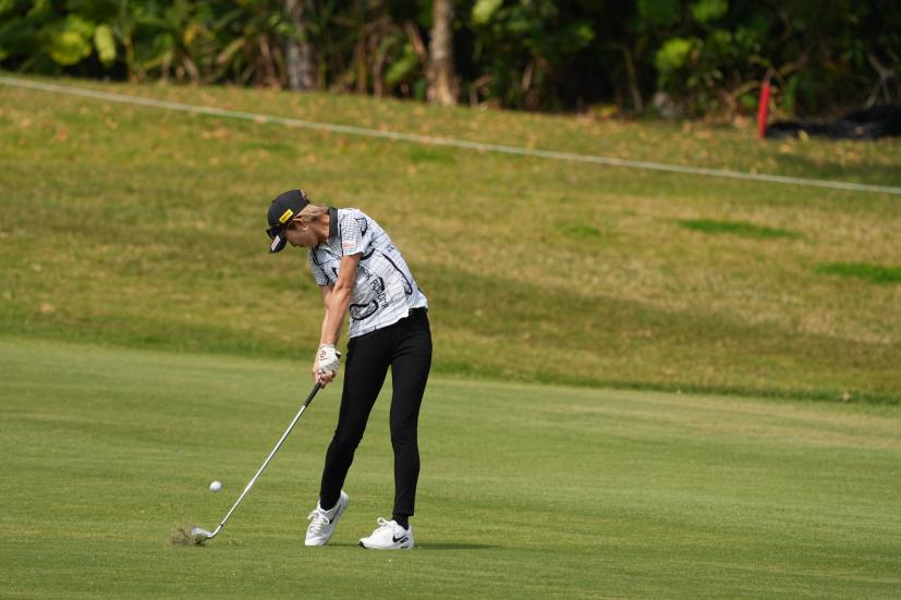 金田久美子のアイアンスイング（斜め前方）連続写真【2022年ダイキンオーキッドレディスゴルフトーナメント】