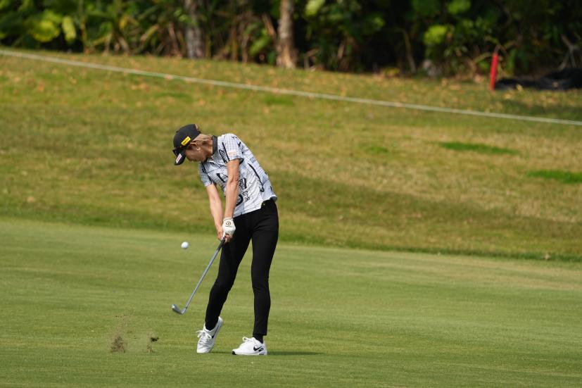 金田久美子のアイアンスイング（斜め前方）連続写真【2022年ダイキンオーキッドレディスゴルフトーナメント】