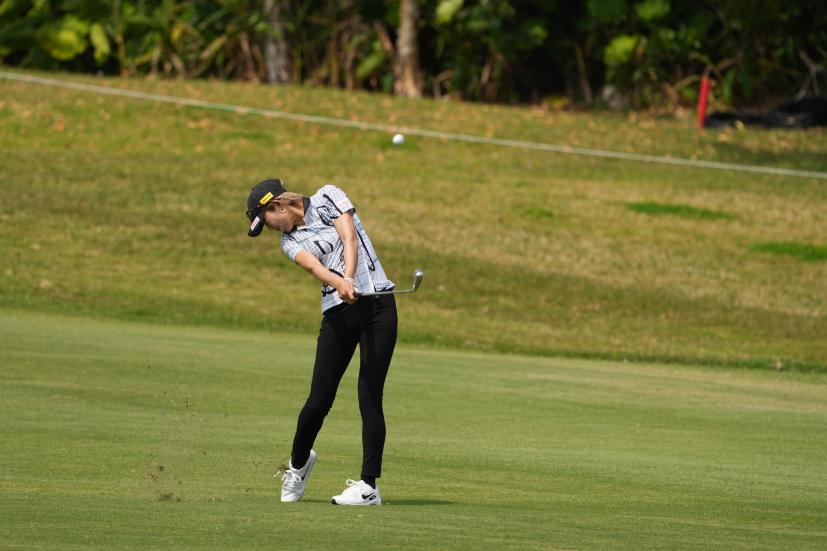 金田久美子のアイアンスイング（斜め前方）連続写真【2022年ダイキンオーキッドレディスゴルフトーナメント】