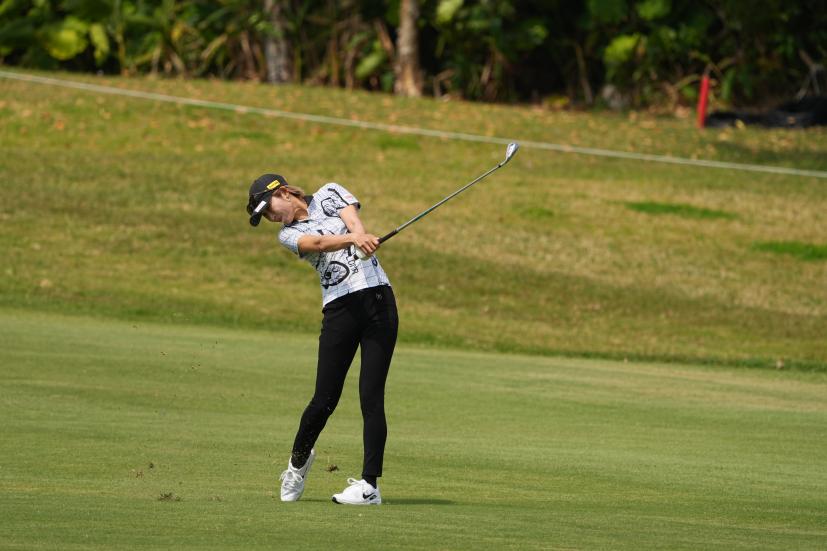 金田久美子のアイアンスイング（斜め前方）連続写真【2022年ダイキンオーキッドレディスゴルフトーナメント】